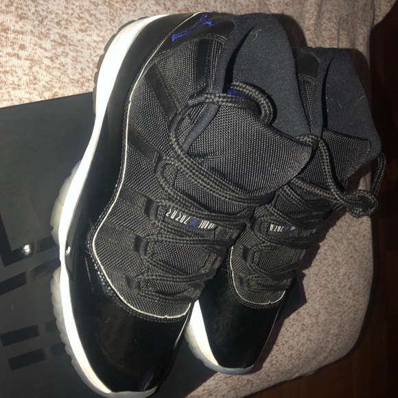 Jordan 11 space jams - Picture 2 of 5